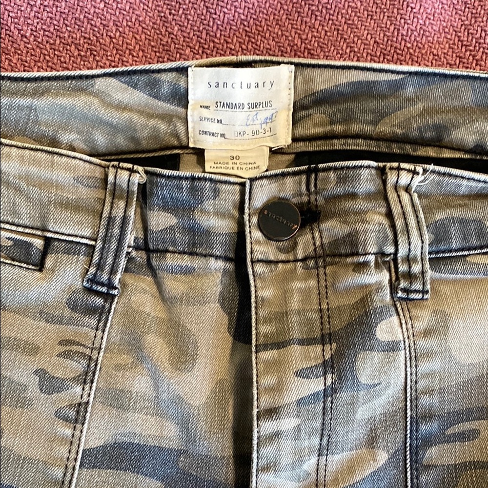 Sanctuary camo woman’s jeans.
Size 30. High waisted. Zip ankles.
